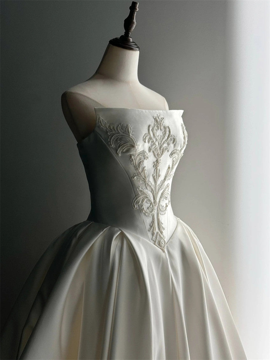 A-line/Princess Straight Appliques Lace Court Train Satin Corset Wedding Dress