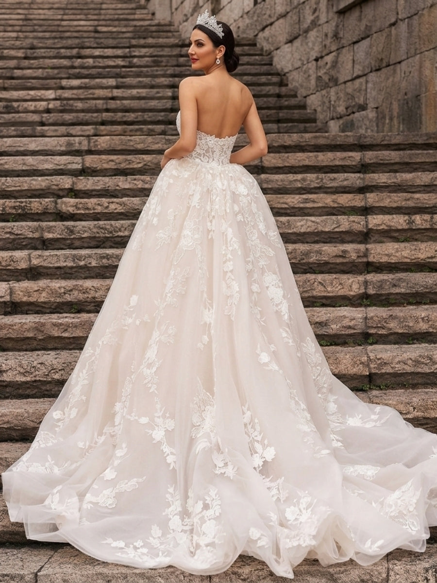 A-line/Princess Sweetheart Appliques Lace Court Train Tulle Wedding Dress