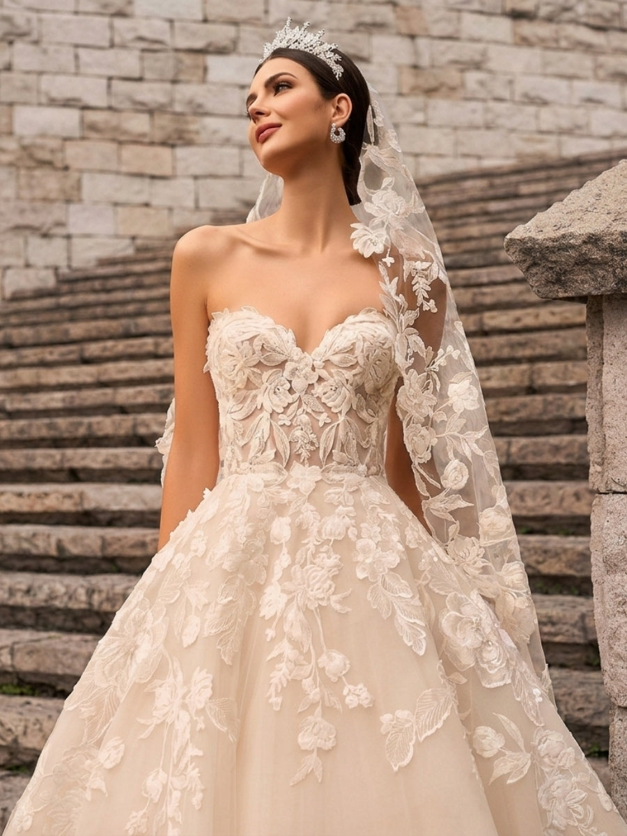 A-line/Princess Sweetheart Appliques Lace Court Train Tulle Wedding Dress